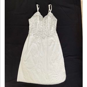Vintage whit lace nightgown full slip floral sweet heart neckline
